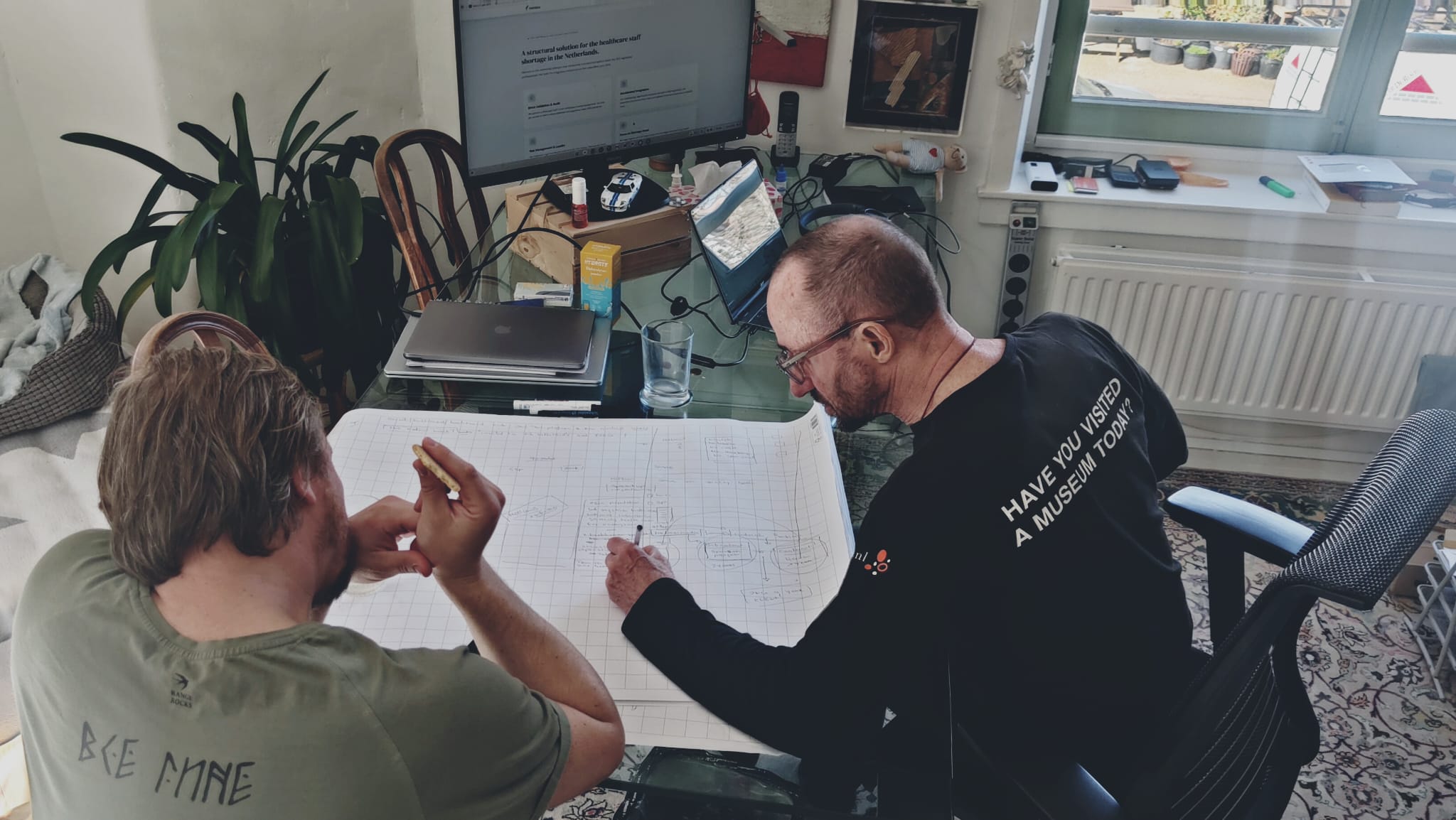 Yevhenii Butov en Bruno Servaege tijdens een werkoverleg